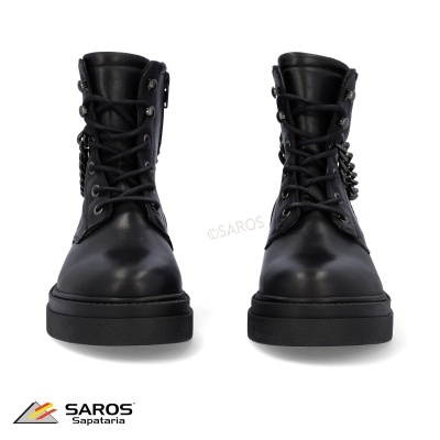 Botas pretas de couro sintético com atacadores e corrente lateral sobre fundo branco