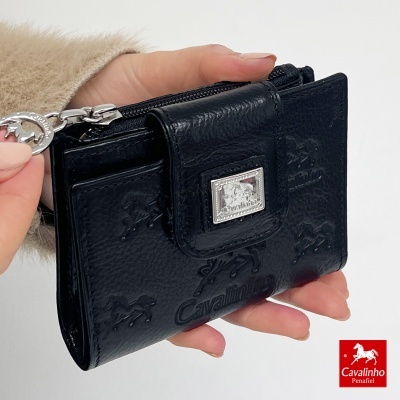 Carteira preta Cavalinho em pele com padrão de cavalos e fecho metálico