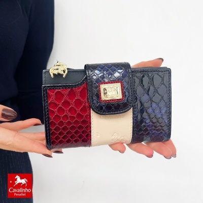 Carteira tricolor Cavalinho em couro texturizado, vermelha, bege e azul escuro com fecho e detalhe dourado.