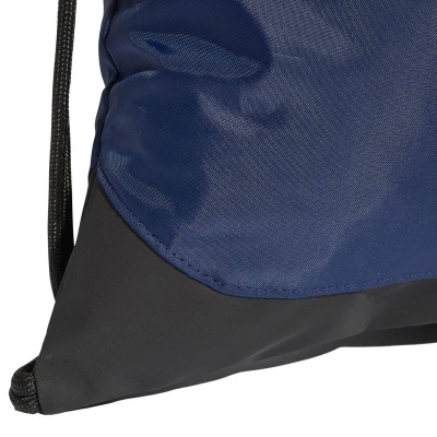 Detalhe de mochila azul com base preta e cordão preto