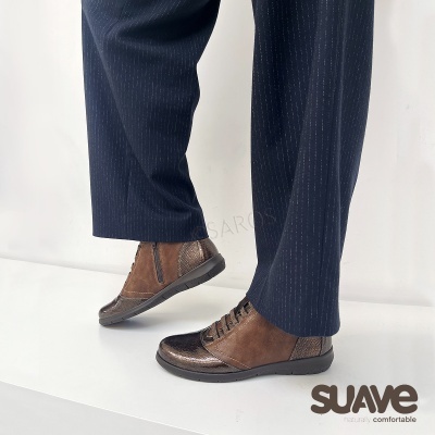 Sapatilhas castanho e bronze com sola preta e detalhe em padrão crocodilo