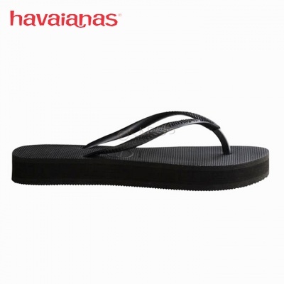 Chinelo Havaianas preto com sola de borracha e tiras em 'V'.