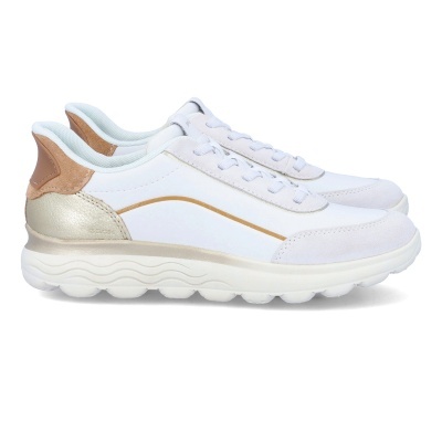 Ténis desportivos brancos com detalhes dourados e castanhos, sola branca ondulada