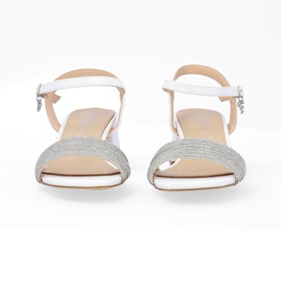 Sandálias femininas brancas com cristais na tira frontal e fecho de fivela