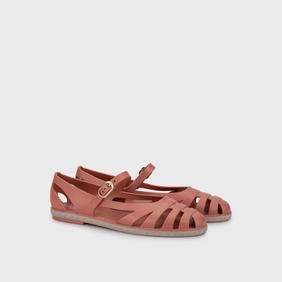 Sandálias fechadas de borracha cor salmão com fivela metálica