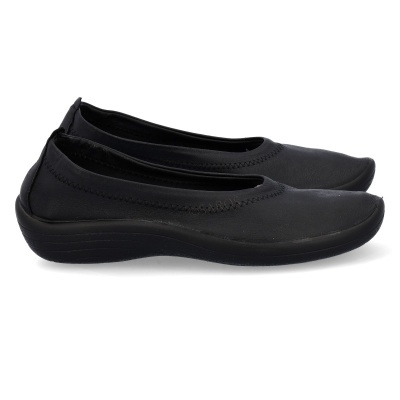 Sapatilhas pretas simples em fundo branco