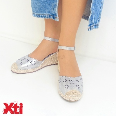 Sandálias de cunha cinza prateado com padrão floral recortado e sola de ráfia