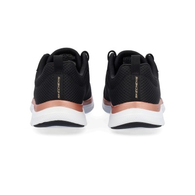 Ténis Skechers pretos com detalhe cobre metálico vistos de trás