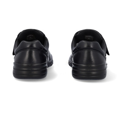 Par de sapatos pretos de pele vistos de trás sobre fundo branco