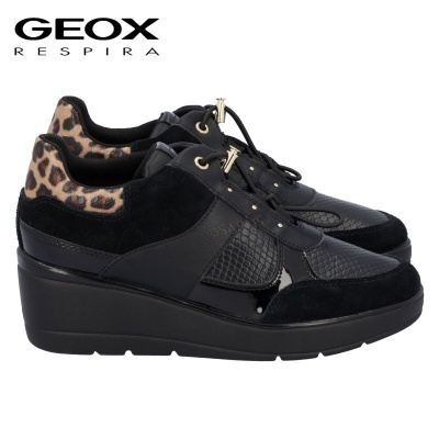 Sapatilhas pretas com padrão de pele de animal castanha e preta e sola alta preta