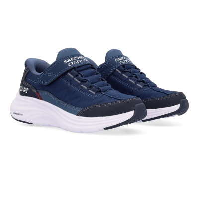 Sapatilhas Skechers azul escuro com sola branca e fecho de velcro.