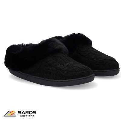 Chinelos pretos com pelo e textura trançada