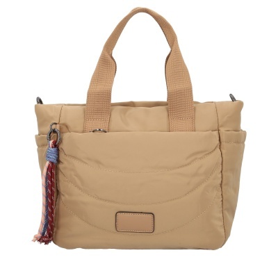 Mala de mão bege com alças de tecido e pendente de franjas coloridas