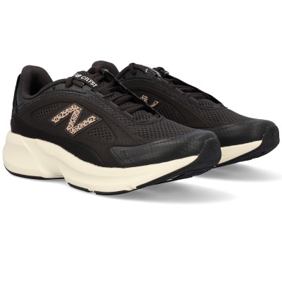 Ténis New Balance pretos com detalhes em bege e padrão animal no logótipo