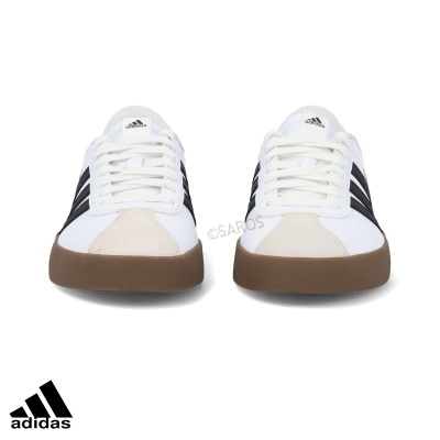 Sapatilhas Adidas brancas com riscas pretas e sola castanha vistas de frente