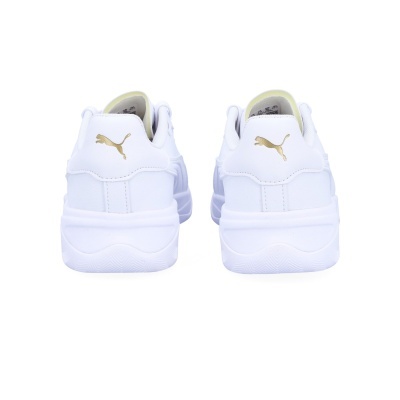 Sapatilhas brancas PUMA com logótipo dourado na parte traseira