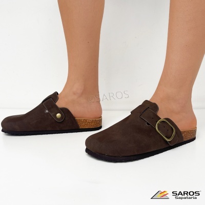 Sapatos mule castanhos em camurça com fivela dourada e sola cortiça