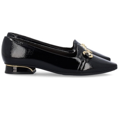 sapatos masculinos pretos em verniz com detalhe dourado