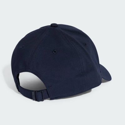 Boné desportivo azul escuro com ajuste atrás em fundo branco