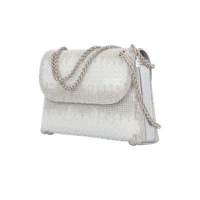 Mala de ombro branca com contas e alça de corrente prateada