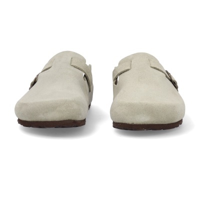 Sapatos mocassins cinzentos claros em camurça com sola castanha e fivela