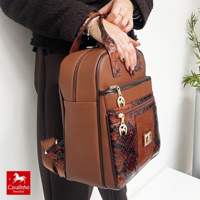 Mochila castanha com detalhes em padrão de pele de réptil e fechos dourados