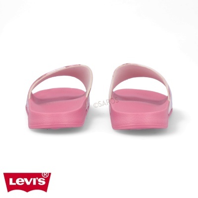 Chinelos cor-de-rosa Levi's sobre fundo branco