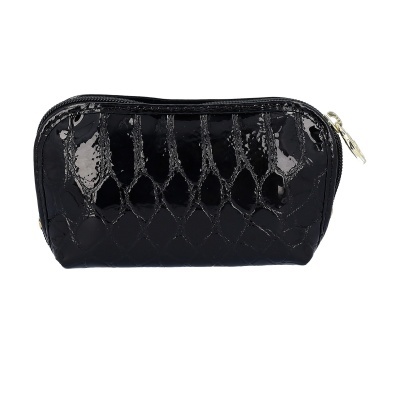 Carteira pequena preta com textura brilhante e fecho metálico