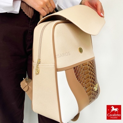 Mochila bege, castanha e branca com textura tipo pele de réptil e fecho dourado