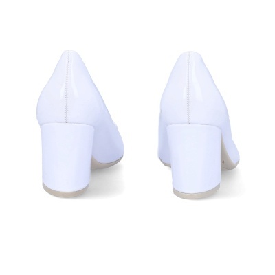 Par de sapatos de salto alto branco vistos de trás