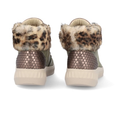 Ténis verdes com pele sintética bronze e pelo animal print no topo.