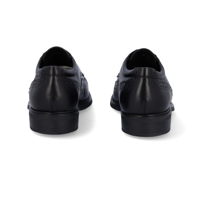 Sapatos pretos de couro visto de trás