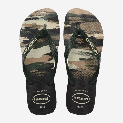 Chinelos Havaianas camuflados verdes e bege com texto branco nas tiras e sola