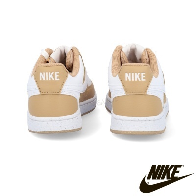 Ténis Nike bege e branco vistos de trás sobre fundo branco