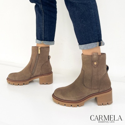 Botins castanhos de pele camurça com salto médio e fecho, usados com jeans azul escuro