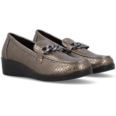 Sapatos mocassim femininos castanho metalizado com corrente prateada e salto baixo preto