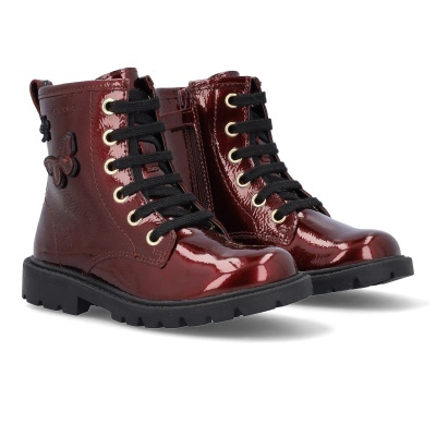Botas vermelhas de verniz com atacadores pretos e sola preta