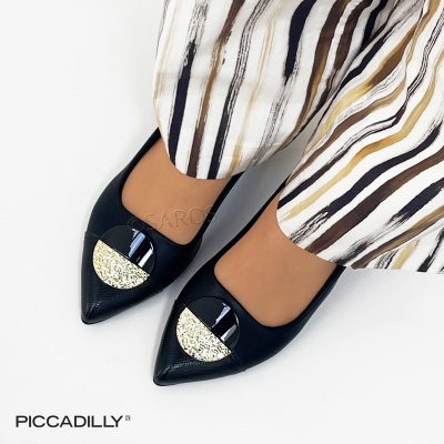 Sapatos pretos bico fino com detalhe circular em verniz e dourado e calças riscas coloridas
