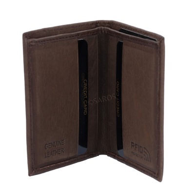 Carteira de pele castanha aberta com slots para cartões e proteção RFID