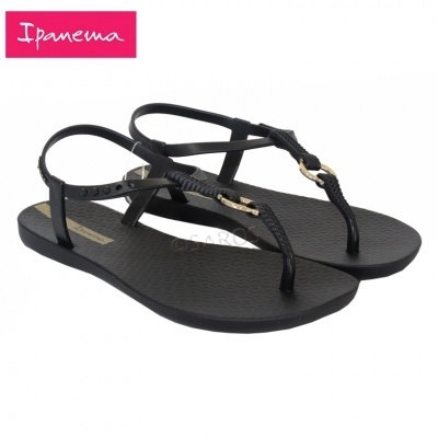 Sandálias rasas pretas Ipanema com tiras finas e detalhes dourados