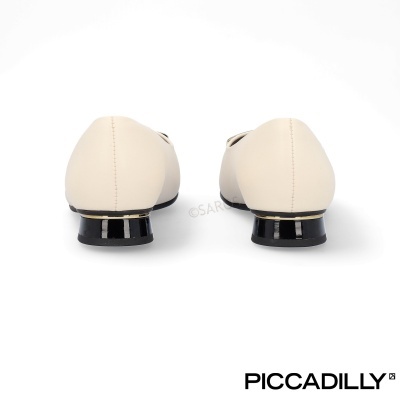 Sapatilhas bege com sola preta e detalhe dourado no calcanhar, vista de trás