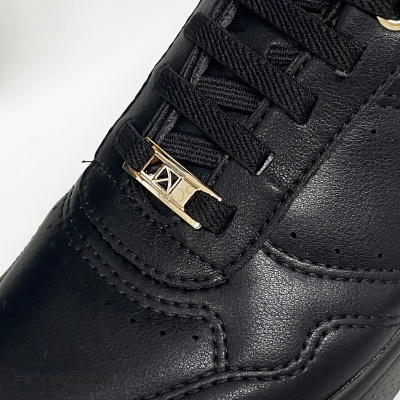 Sapato preto em pele com atacadores e detalhe metálico dourado