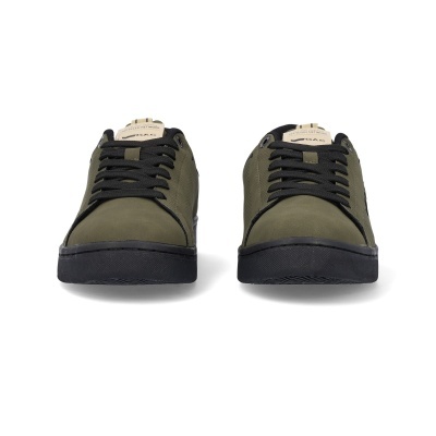 Sapatilhas verdes com sola preta e etiqueta bege