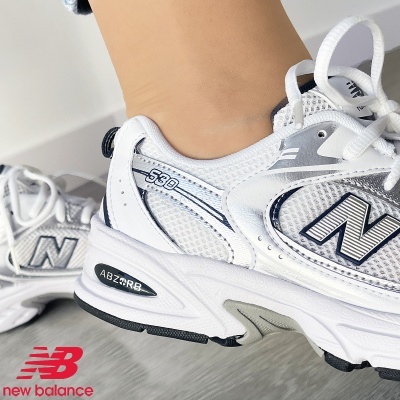 Ténis New Balance 530 branco com detalhes em cinzento e azul