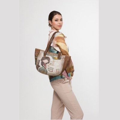 Mulher com mala castanha ilustrada de ombro