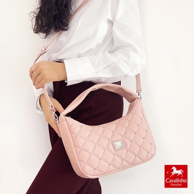 Bolsa rosa matelassé com detalhes brilhantes e alça ajustável