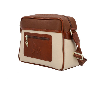 Bolsa tiracolo bege com detalhes castanhos e bolso frontal com relevo de cavalo