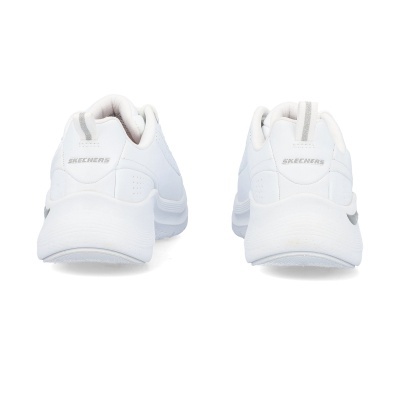 Ténis brancos Skechers vistos de trás com sola espessa e detalhes cinzentos
