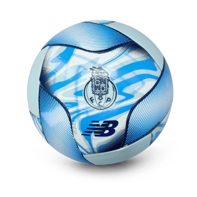 Bola de futebol azul claro e branca com logótipo FC Porto e New Balance