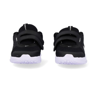 Ténis pretos Nike com sola branca e fecho de velcro
